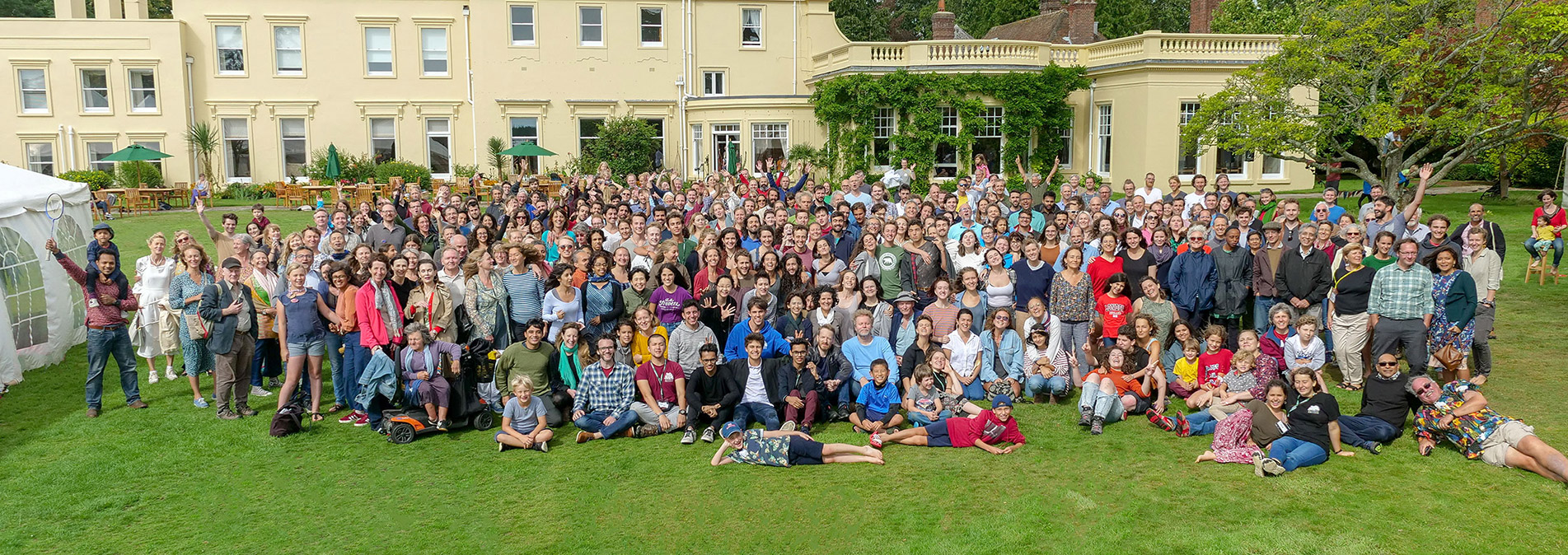 Group photo of hundreds of alumni gathering at Brockwood Park School